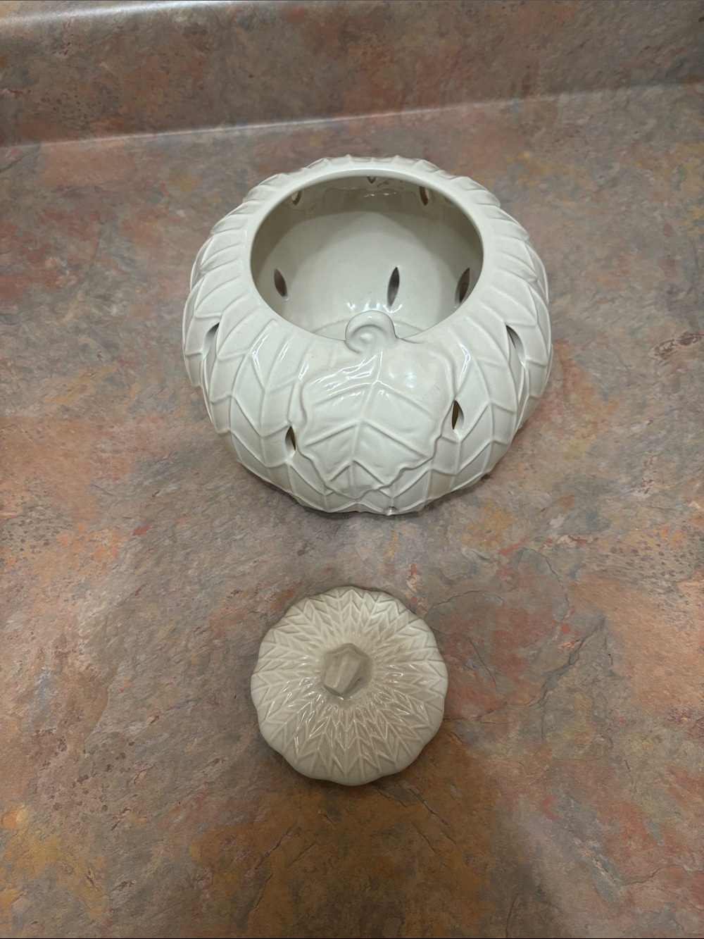 Yankee Candle White Ceramic Leaf-Textured Jar with Candle Lid